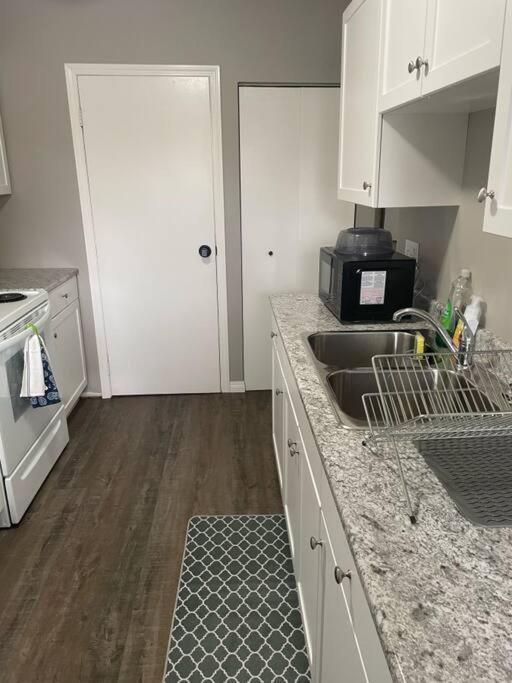 Wonderful 2-Bedroom Apartment Camrose Exteriör bild