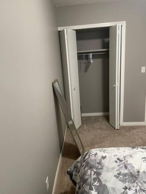 Wonderful 2-Bedroom Apartment Camrose Exteriör bild